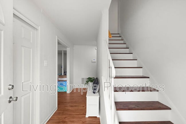 Building Photo - 1213 Gladstone Dr