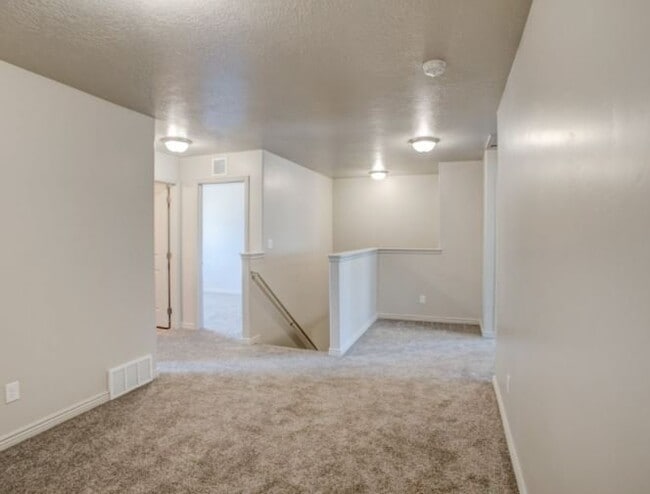 Building Photo - 858 N Old Fort Dr