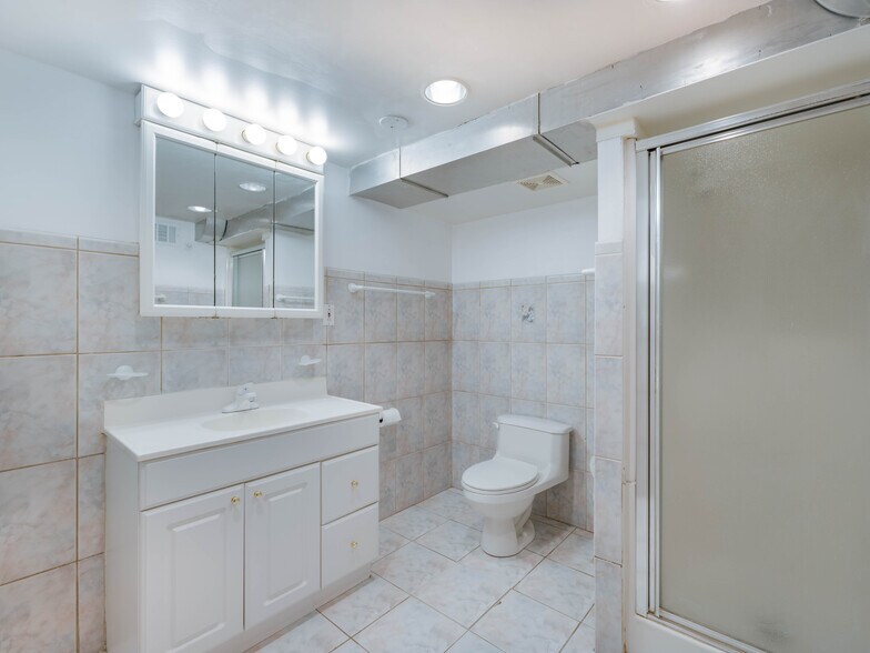 Bathroom - 4053 N Plainfield Ave