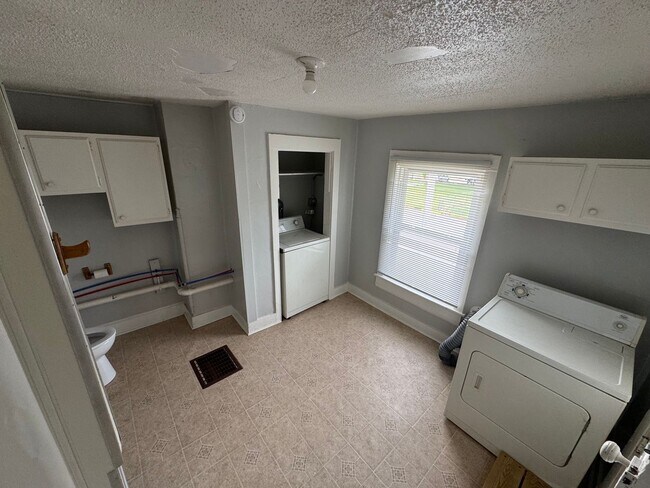 Building Photo - Interested in a two-bedroom house that includes a large garage. Please let us know