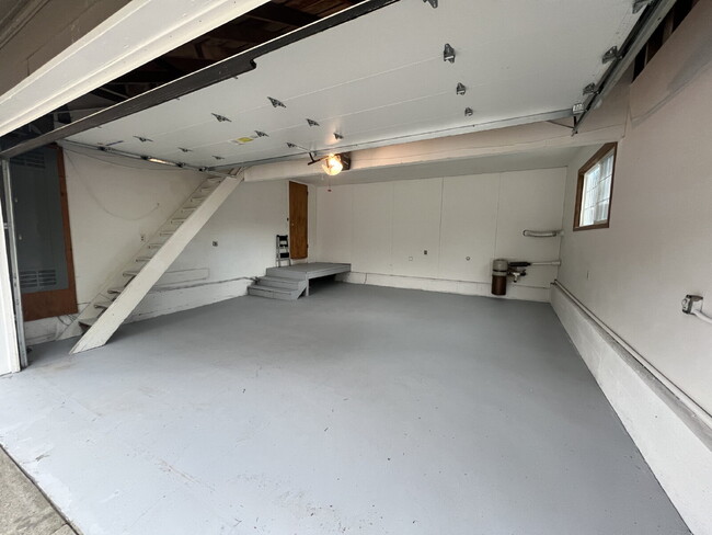 Building Photo - Spacious Living, Functional Comfort & Unbeatable Convenience