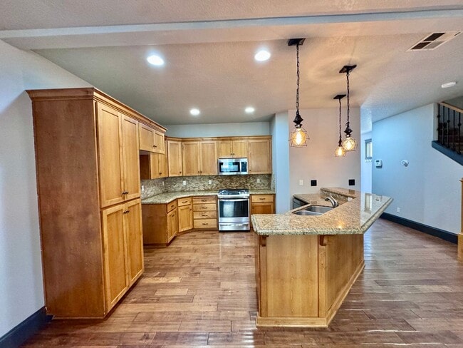 Building Photo - GORGEOUS Townhome...  LOCATION , LOCATION near Peace Health Hospital