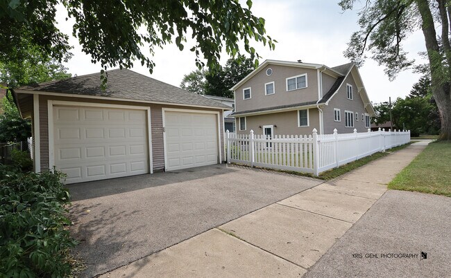 Building Photo - 324 W Slade St