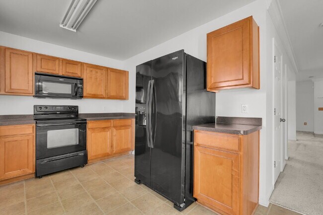 Building Photo - 3 Bedroom 2.5 bath home with 2 car garage located in Shadow Moss