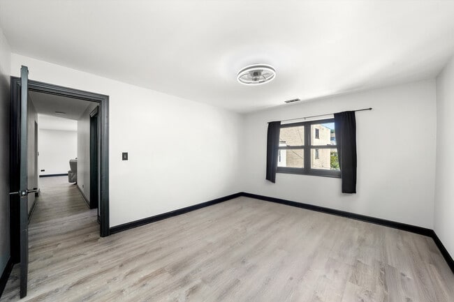 Building Photo - 2615 W Foster Ave