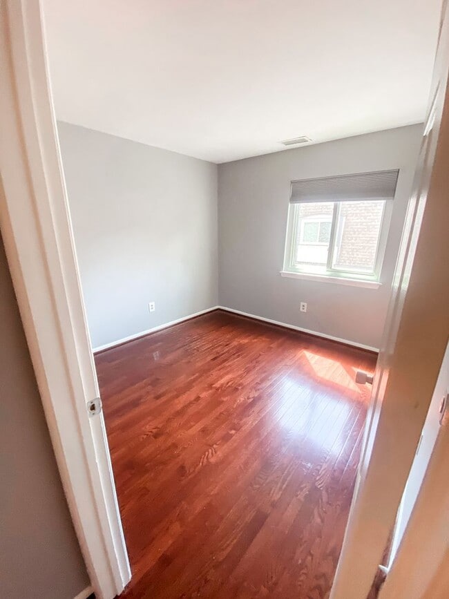 Building Photo - Stunning 3 Bed 2 Bath Condo In Much Sought After Sequoyah Community