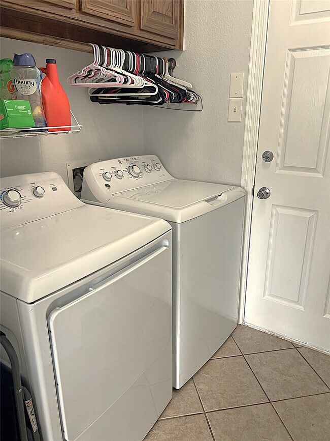 Building Photo - 8426 Hunters Village Dr