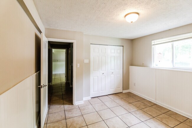 Building Photo - 2130 Scarbrough Dr