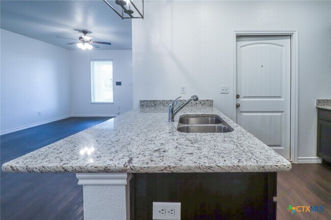 Building Photo - 5005 Rose Gdn Lp