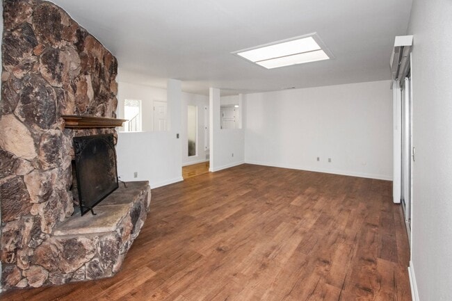 Building Photo - Available Now! Spacious 3BR, 2BA, 1,76sq.ft. 2 car garage.