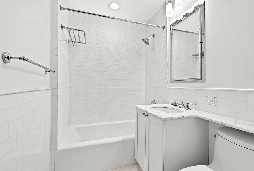 Building Photo - 248 E 68th St