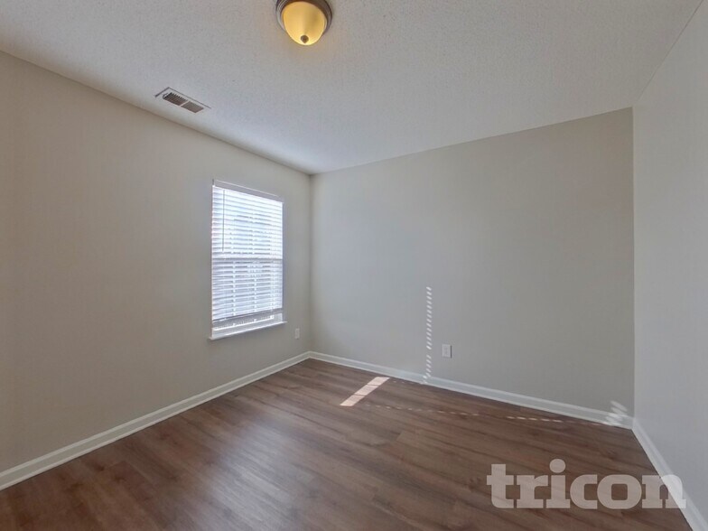 Building Photo - 349 Denman Loop