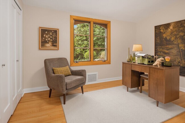 Building Photo - Queen Anne Home