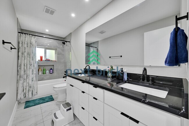 Building Photo - "Spacious 4-Bedroom Retreat with 3 Baths in the Heart of Kirkland – 2,480 Sq. Ft. of Pure Comfort!"