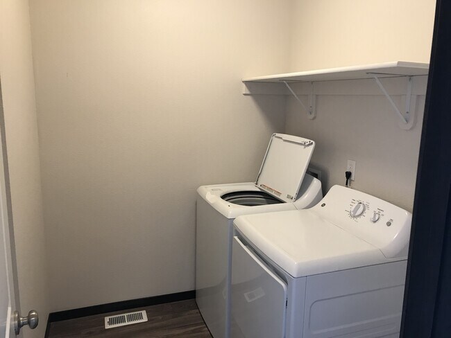 Building Photo - 717 14th St SE