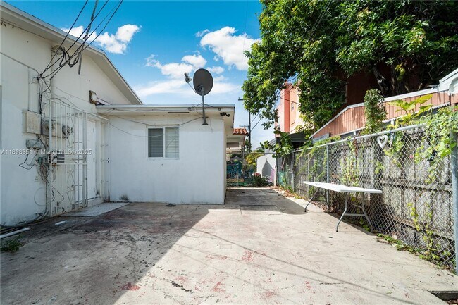 Building Photo - 3437 SW 25th St