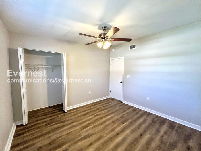 Building Photo - 1308 Melrose Ave S