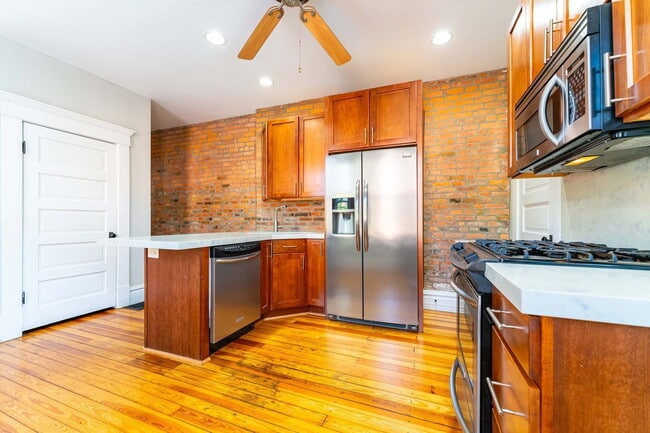 Building Photo - 557 S 6th St