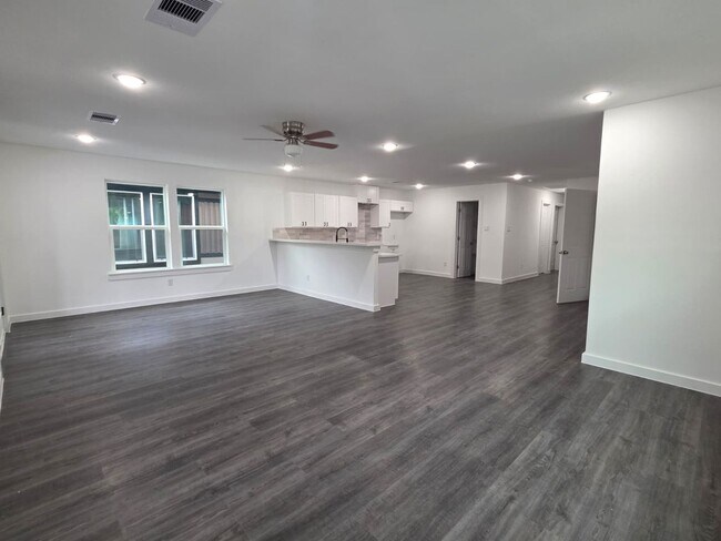 Building Photo - Stunning Duplex with Garage & Modern Finishes