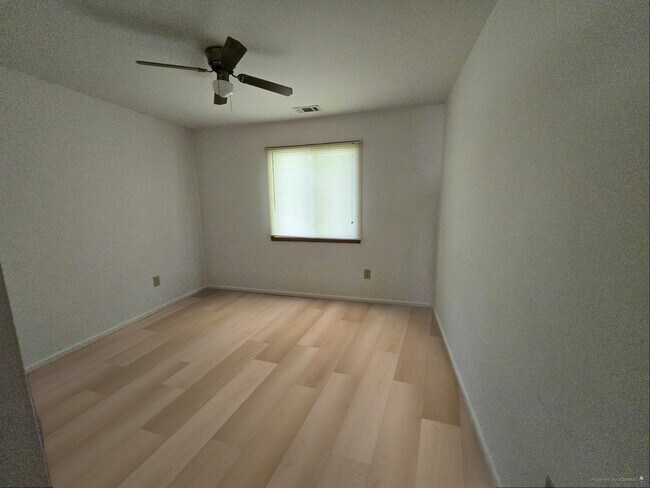 Building Photo - 460 Echo Ln