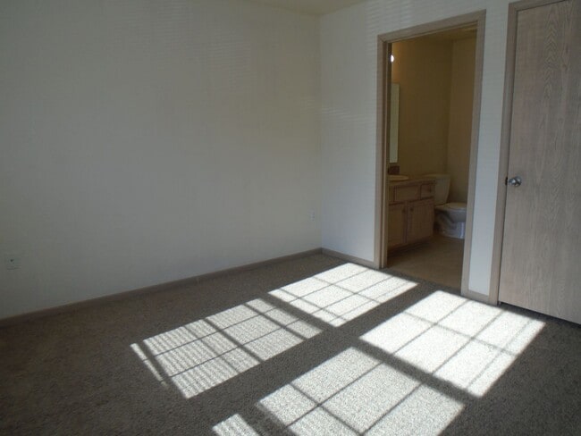 Building Photo - Roomy Main Floor Apartment!
