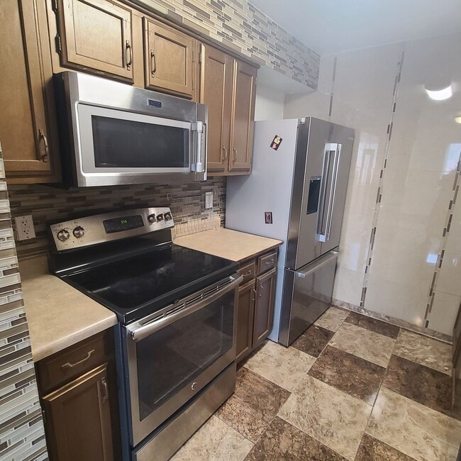 Building Photo - Spacious 3 BR+study/2.5 bath end-unit townhome w/balcony & patio!