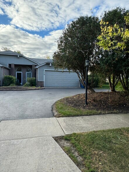 Building Photo - 716 Hilltop Ln