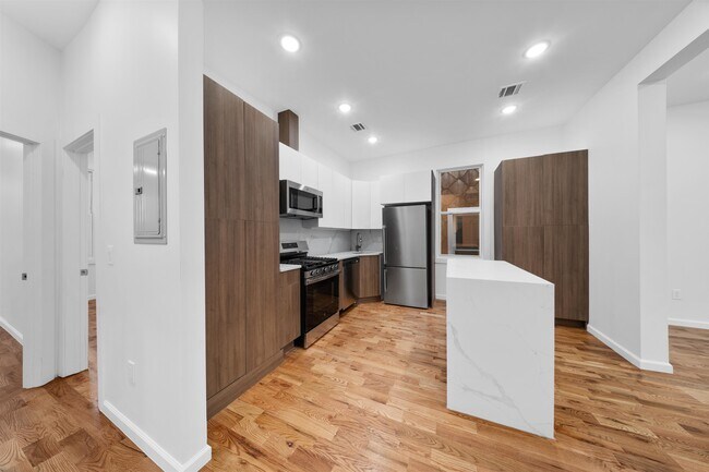 Building Photo - 1111 53rd St