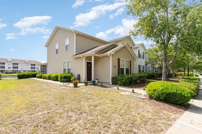 Building Photo - BEAUTIFUL - Lakefront Living – 3BR/3BA Tow...