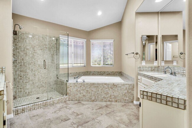 Building Photo - Beautiful 3 Bedroom/2.5 bath  detached hom...
