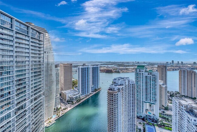 Building Photo - 495 Brickell Ave
