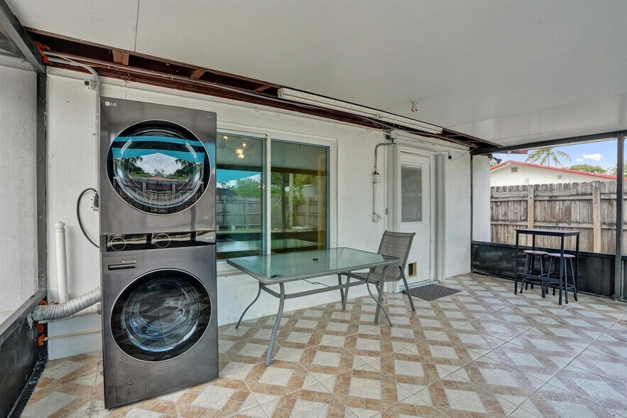 Building Photo - 4670 SW 25th Ave