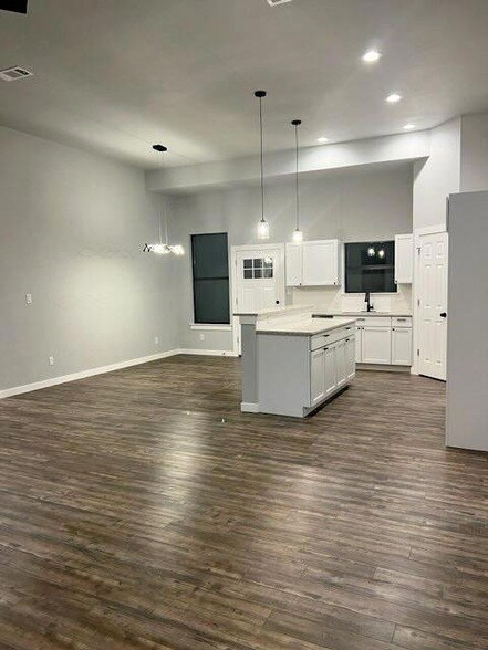 Building Photo - 207 Laurel Ln