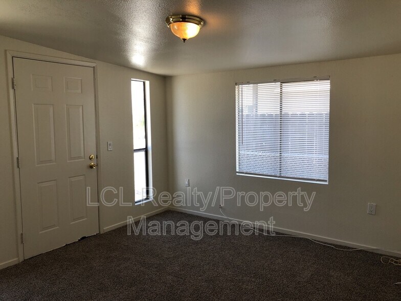 Building Photo - 924 Dennis Way