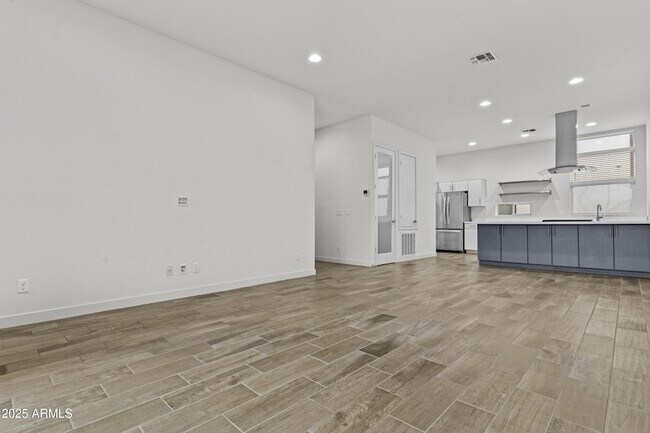 Building Photo - 325 E Coronado Rd