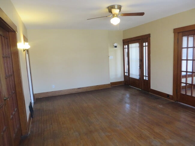 Building Photo - 826 Nuttman Ave