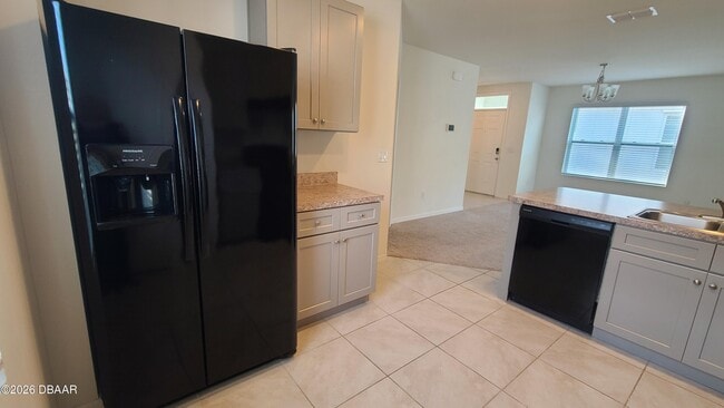 Building Photo - 550 Armoyan Wy