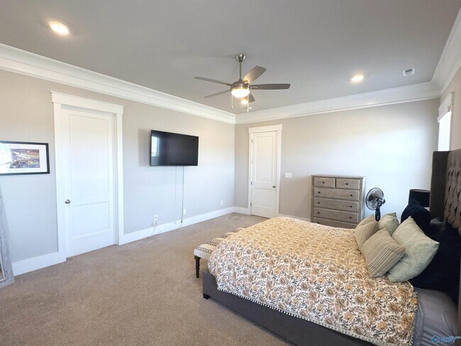 Building Photo - 401 Peach Orch Ln