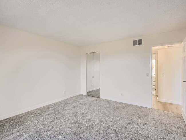 Building Photo - Stunning 1 bedroom 1 Bathroom in Lakewood!