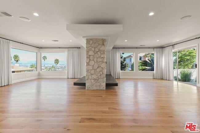 Building Photo - 4102 Cloverdale Ave