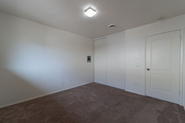 Building Photo - 2 Bedroom in Marina with Private Yard!
