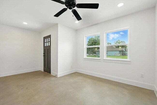 Building Photo - 3206 Sayle St