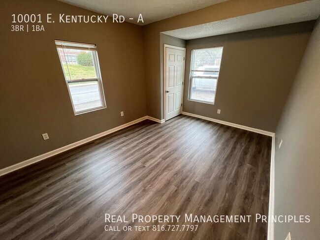 Building Photo - Spacious, Single-Level Townhouse Stunner!