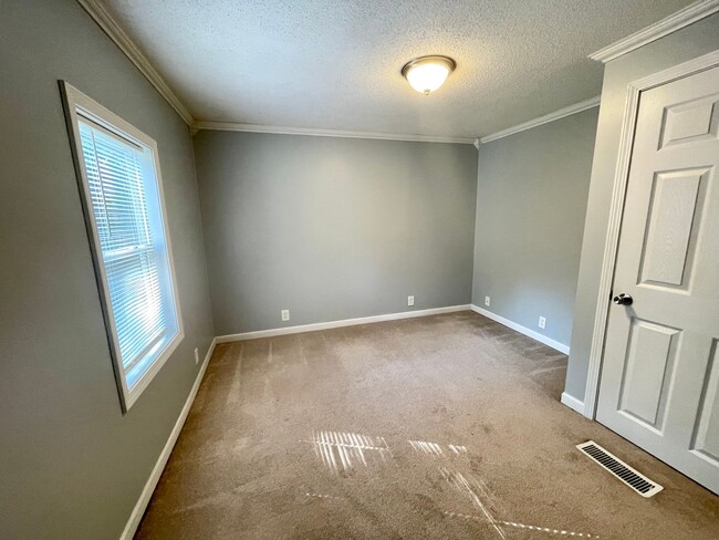 Building Photo - Charming 3-Bedroom, 1.5-Bath Home with Pri...