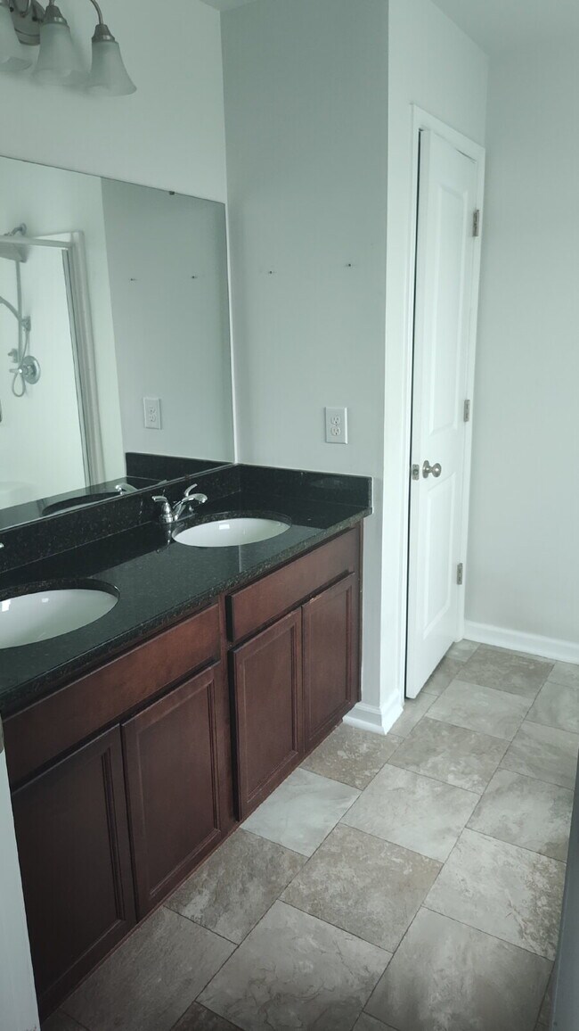 Building Photo - Huge Well-Kept Home in Guyton