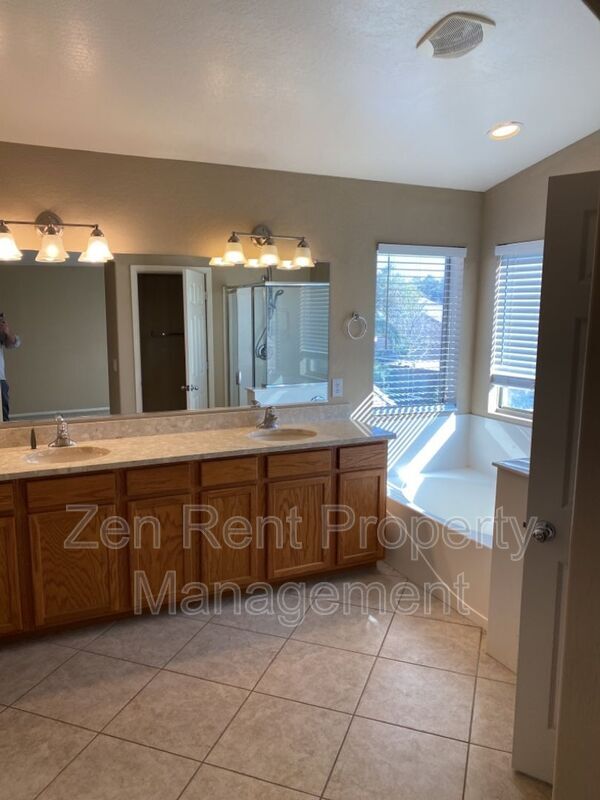 Building Photo - 2541 W Canyon Way