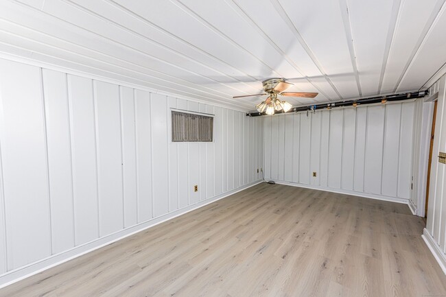 Building Photo - 1670 Hartford Tpke