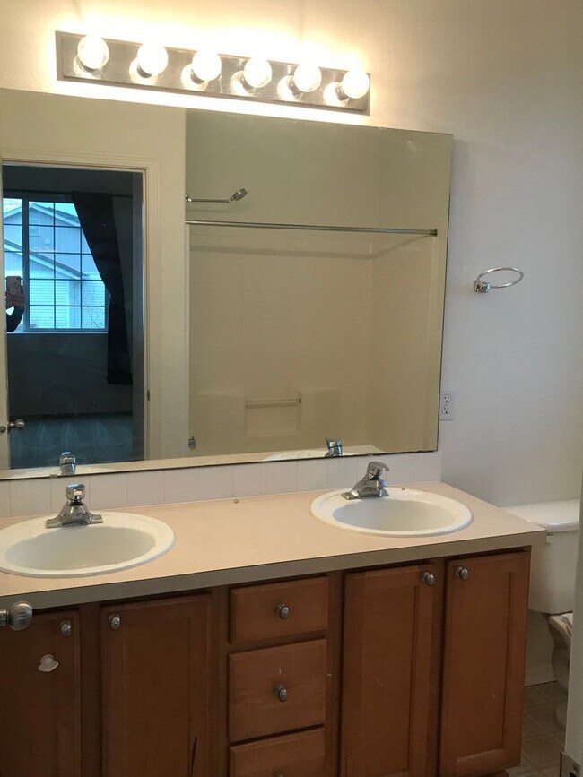 Building Photo - 4 Bed 3 Bath Gated Townhome Near Maplewood Golf