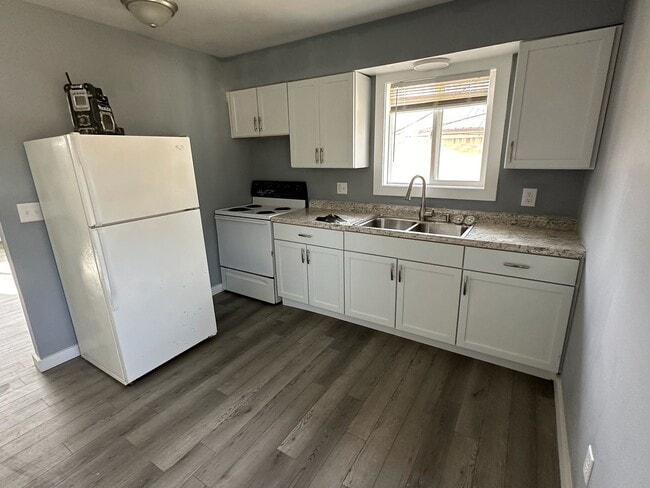 Building Photo - Renovated Southside 2BR/1BA duplex
