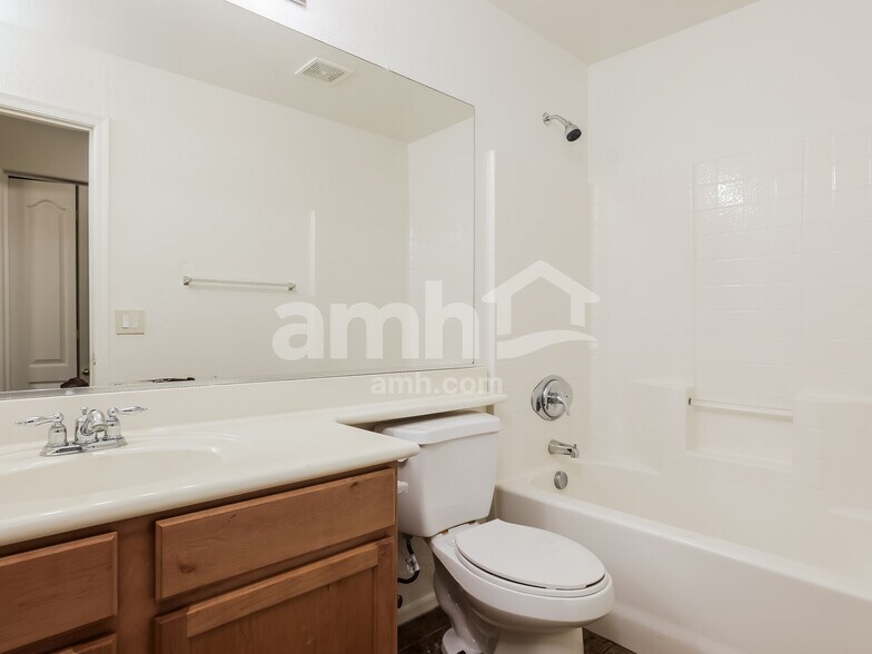 Building Photo - 10010 W Winslow Ave